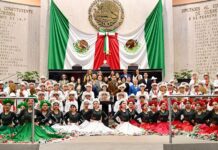 En el Congreso, reconocen a la Delfines Marching Band .