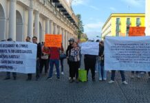 Ex trabajadores del extinto Seguro Popular bloquearon centro histórico para exigir pago de laudos #Xalapa.