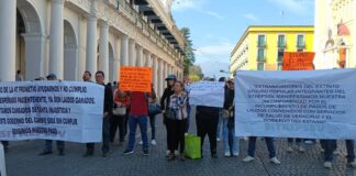 Ex trabajadores del extinto Seguro Popular bloquearon centro histórico para exigir pago de laudos #Xalapa.