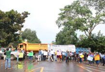 Antorchistas bloquean carretera del sur de Veracruz para exigir solución a sus demandas.