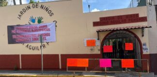 Docentes del Jardín de Niños Virginia Aguilar también protestan por descuentos salariales injustificados.