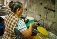 ¿Exhausta? Mujeres destinan 62 horas por semana a cuidados sin paga. Hombres solo 24