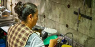 ¿Exhausta? Mujeres destinan 62 horas por semana a cuidados sin paga. Hombres solo 24
