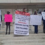 Familias se manifestaron frente a la FGE para exigir justicia por tres jóvenes presuntamente asesinados por policías estatales en Veracruz en sexenio de Cuitláhuac