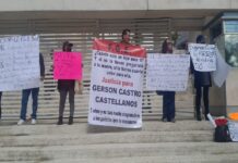 Familias se manifestaron frente a la FGE para exigir justicia por tres jóvenes presuntamente asesinados por policías estatales en Veracruz en sexenio de Cuitláhuac