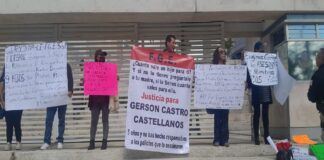 Familias se manifestaron frente a la FGE para exigir justicia por tres jóvenes presuntamente asesinados por policías estatales en Veracruz en sexenio de Cuitláhuac