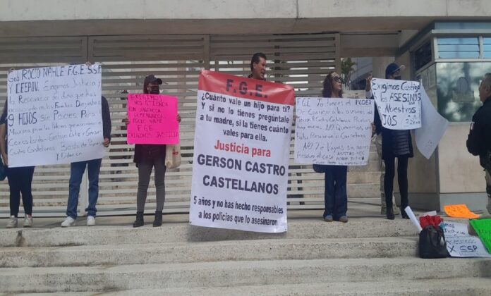 Protestan e FGE Familiares de jovenes muertos por policias