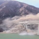Colapso del puente Hongqi en China tras deslizamiento de tierra .
