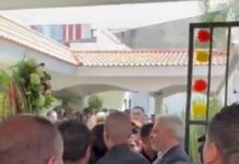 #Video: Con gritos de rechazo reciben al gobernador Ramírez Bedolla en funeral de Carlos Manzo