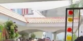 #Videos: Con gritos de rechazo y una cachetada reciben y expulsan al gobernador Ramírez Bedolla en funeral de Carlos Manzo