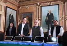 Entrega Alberto Islas equipo de cómputo al Colegio Preparatorio de Xalapa.