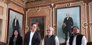 Entrega Alberto Islas equipo de cómputo al Colegio Preparatorio de Xalapa.