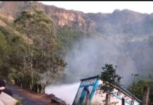 #Xalapa: CMAS repara fuga en línea de conducción de Huitizilapan por deslizamiento de tierra .