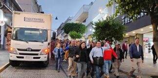 Trabajadores de CMAS marchan en Xalapa para exigir respeto al contrato colectivo .