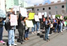 Docentes y asesores solidarios de UPAV protestaron por falta de pago y ausencia de rector.