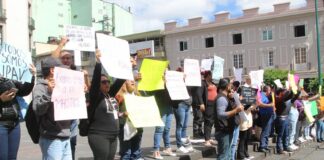 Docentes y asesores solidarios de UPAV protestaron por falta de pago y ausencia de rector.