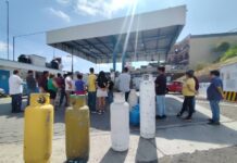 Reportan desabasto de gas en colonias de Xalapa.