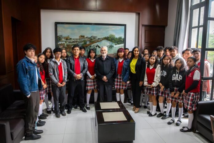 alberto Islas reconocido por estudiantes