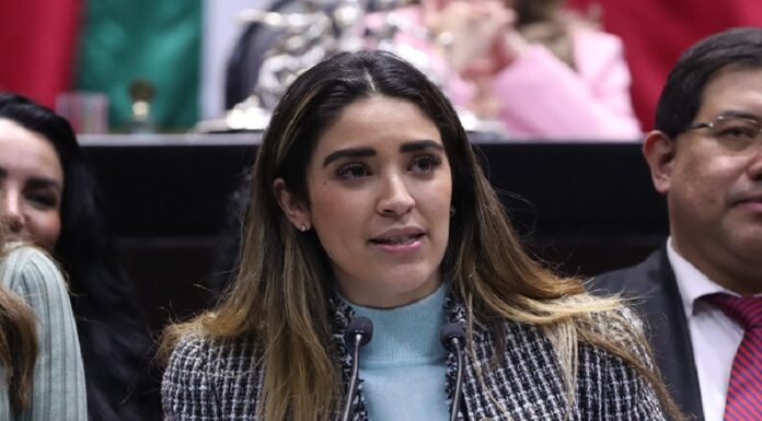 Diputada Teresa Ealy denuncia violencia política y misoginia tras polémica por entrevista a Monsiváis