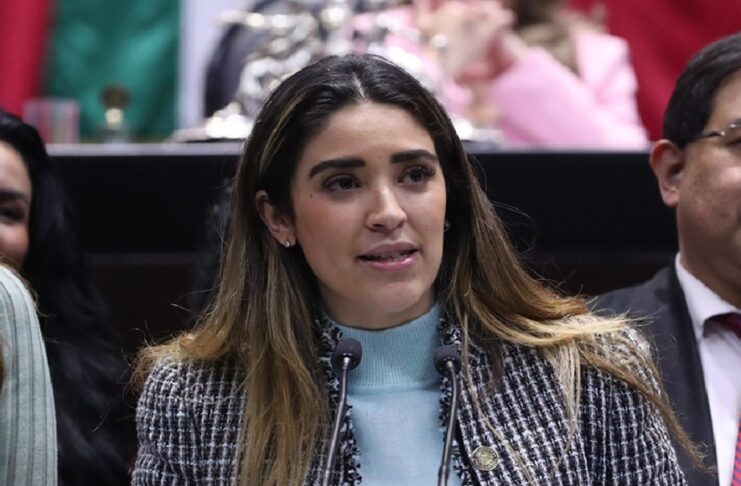 Diputada Teresa Ealy denuncia violencia política y misoginia tras polémica por entrevista a Monsiváis