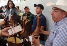 Artesanos zapateros de Naolinco visibilizan y promueven su calzado 100% hecho a mano.