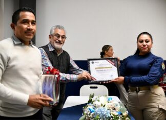 Entrega Alberto Islas reconocimientos a elementos de la Policía Municipal