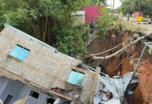 Derrumbe de bodega en Oteapan mantiene en alerta a vecinos .
