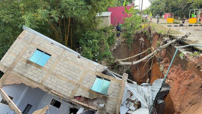 Bodega colapsada en Oteapan