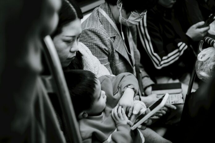 China- mujer niño pexels