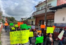 Comerciantes marchan en Coatepec; exigen reinstalación tras desalojo en el centro..