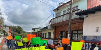 Comerciantes marchan en Coatepec; exigen reinstalación tras desalojo en el centro..