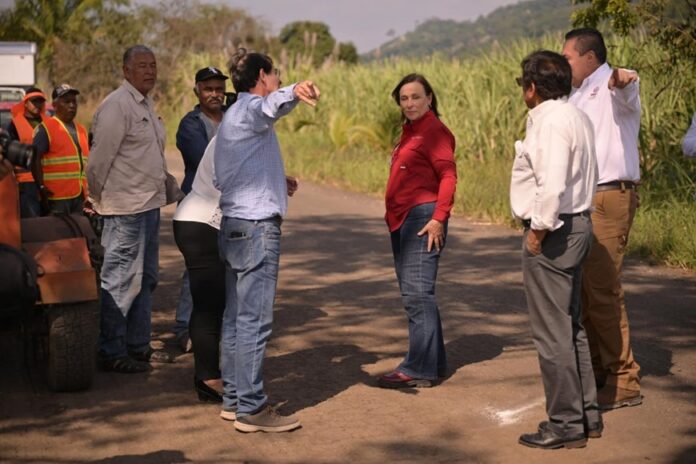 Goberadora Rocio Nahle supervisa carretera de Atoyac