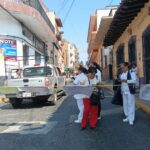 Protestan trabajadores de salud por cambio de bono a vales en ciertos comercios.