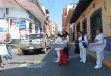 Protestan trabajadores de salud por cambio de bono a vales en tiendas Chedraui .