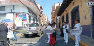 Protestan trabajadores de salud por cambio de bono a vales en tiendas Chedraui .