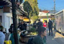 Policía municipal desaloja con violencia a comerciantes en Coatepec.