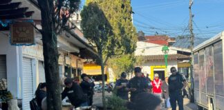 Policía municipal desaloja con violencia a comerciantes en Coatepec.