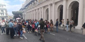 Antorchistas protestan en Plaza Lerdo por represión a comerciantes en Coatepec.