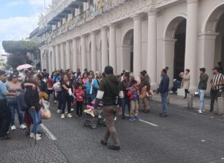 Antorchistas protestan en Plaza Lerdo por represión a comerciantes en Coatepec.