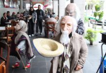 La tradición del Viejo: disfraces que simbolizan el fin y el inicio del año.