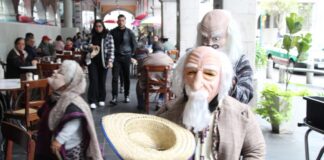 La tradición del Viejo: disfraces que simbolizan el fin y el inicio del año.