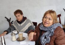 Proveedora de ataúdes denuncia adeudo de alcalde saliente de Juchique de Ferrer por más de 100 mil pesos.