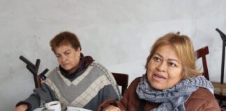 Proveedora de ataúdes denuncia adeudo de alcalde saliente de Juchique de Ferrer por más de 100 mil pesos.