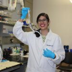 Investigación de egresada UV busca reducir contaminación por plásticos.