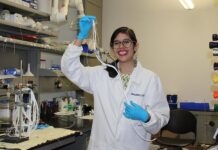 Investigación de egresada UV busca reducir contaminación por plásticos.