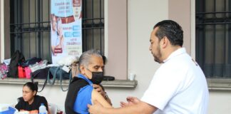 Instalan módulo de vacunación invernal en el centro; aplican dosis contra influenza, Covid-19, tétanos y hepatitis B