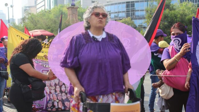 Mujere mayor en marcha feminista