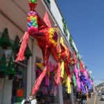 #Xalapa: Comerciantes del mercado Jáuregui esperan repunte en venta de piñatas durante temporada navideña . ,