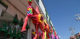 #Xalapa: Comerciantes del mercado Jáuregui esperan repunte en venta de piñatas durante temporada navideña . ,