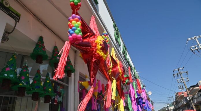 #Xalapa: Comerciantes del mercado Jáuregui esperan repunte en venta de piñatas durante temporada navideña . ,